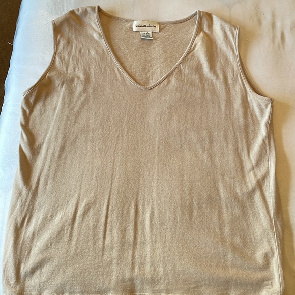 Michelle-Louise beige sleeveless v-neck top and elastic waisted capris bottom - Picture 4 of 5